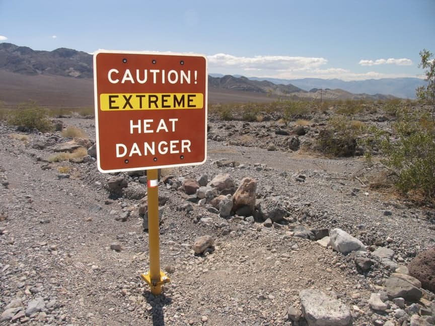  Thung lũng Chết ở Mỹ là một trong những nơi đặc biệt nhất thế giới. Death Valley - Thung lũng Chết (nằm giữa hai bang California và Nevada của Mỹ) là nơi khô và nóng nhất trên toàn bộ lục địa Bắc Mỹ. Cụ thể, mùa Hè năm 2001, trong 154 ngày liên tục, nhiệt độ ở Thung lũng Chết luôn trên 38 độ C. Nhiệt độ cao nhất đo được ở Thung lũng Chết là 56,7 độ C vào ngày 10/7/1913.